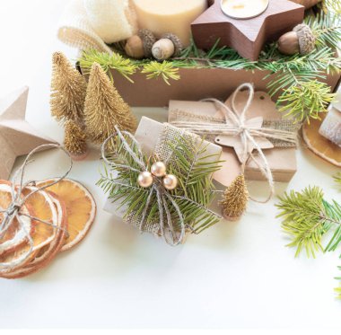 Kutuda Noel hediyesi. Çevre dostu set. Selamlarınız için Sıfır Gece Yılı Alanı. Boşluğu kopyala