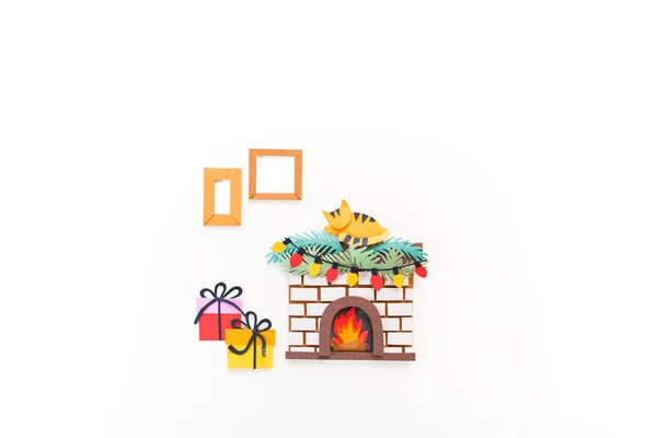Noel Şöminesi Kağıt Sanatı Yeni Yıl Aile Kavramı Beyaz Arka — Stok fotoğraf