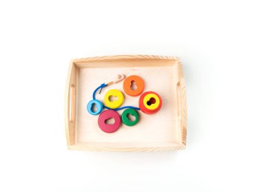 Montessori kumaşı. Bir çocuğun eli. Beyaz arka plan. Yeni yürümeye başlayan çocuk eğitimi. Matematik ve harf eğitimi. Okul ve anaokulu.