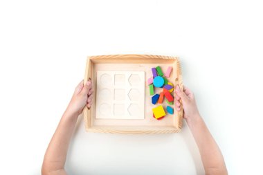 Montessori kumaşı. Bir çocuğun eli. Beyaz arka plan. Yeni yürümeye başlayan çocuk eğitimi. Matematik ve harf eğitimi. Okul ve anaokulu.