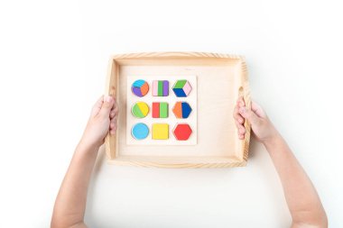 Montessori kumaşı. Bir çocuğun eli. Beyaz arka plan. Yeni yürümeye başlayan çocuk eğitimi. Matematik ve harf eğitimi. Okul ve anaokulu.