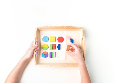 Montessori kumaşı. Bir çocuğun eli. Beyaz arka plan. Yeni yürümeye başlayan çocuk eğitimi. Matematik ve harf eğitimi. Okul ve anaokulu.