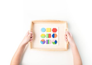 Montessori kumaşı. Bir çocuğun eli. Beyaz arka plan. Yeni yürümeye başlayan çocuk eğitimi. Matematik ve harf eğitimi. Okul ve anaokulu.