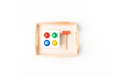 Montessori kumaşı. Bir çocuğun eli. Beyaz arka plan. Yeni yürümeye başlayan çocuk eğitimi. Matematik ve harf eğitimi. Okul ve anaokulu.