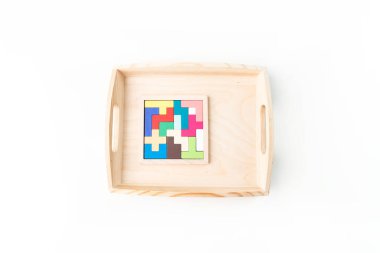 Montessori kumaşı. Bir çocuğun eli. Beyaz arka plan. Yeni yürümeye başlayan çocuk eğitimi. Matematik ve harf eğitimi. Okul ve anaokulu.