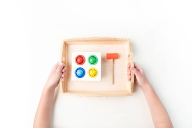Montessori kumaşı. Bir çocuğun eli. Beyaz arka plan. Yeni yürümeye başlayan çocuk eğitimi. Matematik ve harf eğitimi. Okul ve anaokulu.
