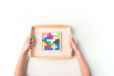 Montessori kumaşı. Bir çocuğun eli. Beyaz arka plan. Yeni yürümeye başlayan çocuk eğitimi. Matematik ve harf eğitimi. Okul ve anaokulu.