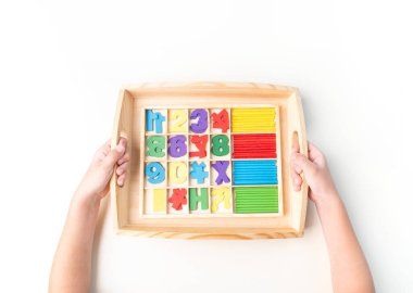 Montessori kumaşı. Bir çocuğun eli. Beyaz arka plan. Yeni yürümeye başlayan çocuk eğitimi. Matematik ve harf eğitimi. Okul ve anaokulu.