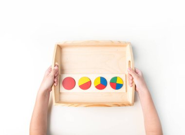 Montessori kumaşı. Bir çocuğun eli. Beyaz arka plan. Yeni yürümeye başlayan çocuk eğitimi. Matematik ve harf eğitimi. Okul ve anaokulu.