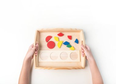 Montessori kumaşı. Bir çocuğun eli. Beyaz arka plan. Yeni yürümeye başlayan çocuk eğitimi. Matematik ve harf eğitimi. Okul ve anaokulu.