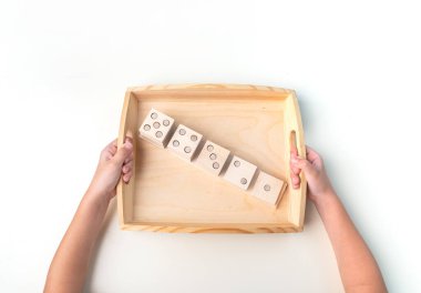 Montessori kumaşı. Bir çocuğun eli. Beyaz arka plan. Yeni yürümeye başlayan çocuk eğitimi. Matematik ve harf eğitimi. Okul ve anaokulu.