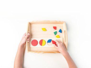 Montessori kumaşı. Bir çocuğun eli. Beyaz arka plan. Yeni yürümeye başlayan çocuk eğitimi. Matematik ve harf eğitimi. Okul ve anaokulu.