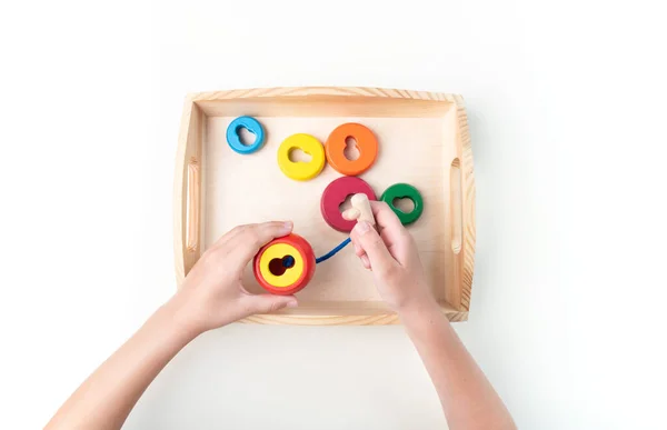Materi Montessori Tangan Seorang Anak Latar Belakang Putih Pendidikan Toddler — Stok Foto