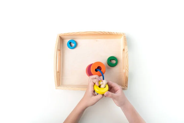 Material Montessori Mano Niño Fondo Blanco Educación Niños Pequeños Estudio — Foto de Stock