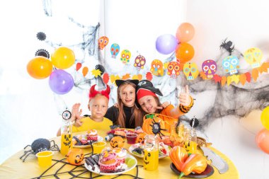 Şekerli masalı şirin çocuklar. Mutlu aile Cadılar Bayramı için hazırlanıyor. Evdeki komik çocuklar.