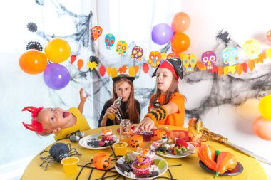 Şekerli masalı şirin çocuklar. Mutlu aile Cadılar Bayramı için hazırlanıyor. Evdeki komik çocuklar.