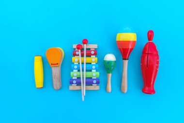 Montessori materyal müzik aleti. Evde eğitim var. Çocuklu ders. Mavi arkaplan.