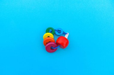 Montessori materyal sıralama şekli. Evde eğitim var. Çocuklu ders. Mavi arkaplan.