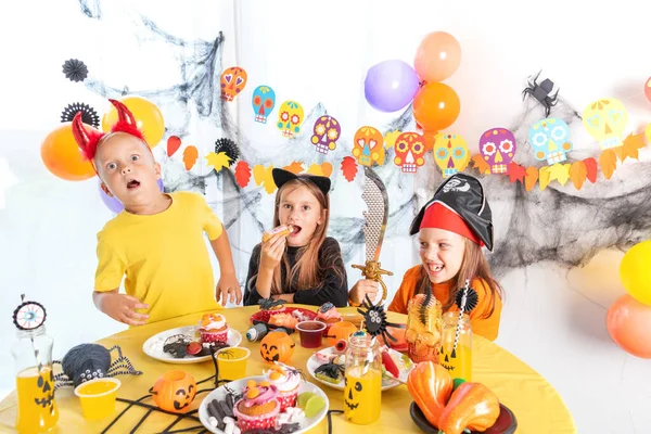 可爱的小孩 桌上有糖果 快乐的家庭准备万圣节 家里有趣的孩子 — 图库照片