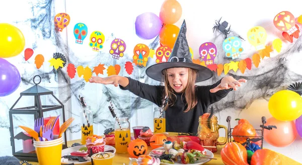装飾された家のかわいい子供 ハロウィーンの準備をしている幸せな家族 魔女の帽子をかぶった女の子 — ストック写真