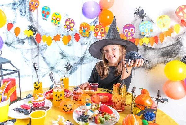 可爱的小孩在装饰过的家里 快乐的家庭准备万圣节 戴着女巫帽的女孩 — 图库照片
