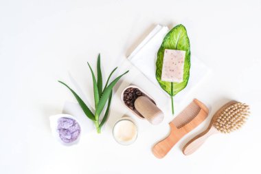 Çevre dostu kozmetikler. Vücut bakımı. Doğadan gelen ev tarifi. Beyaz arka plan. Sıfır atık, Plastiksiz.