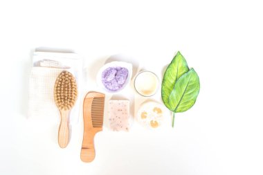 Çevre dostu kozmetikler. Vücut bakımı. Doğadan gelen ev tarifi. Beyaz arka plan. Sıfır atık, Plastiksiz.