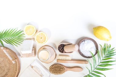 Çevre dostu kozmetikler. Vücut bakımı. Doğadan gelen ev tarifi. Beyaz arka plan. Sıfır atık, Plastiksiz.
