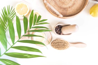 Çevre dostu kozmetikler. Vücut bakımını iptal et. Doğadan gelen ev tarifi. Beyaz arka plan. Sıfır atık, Plastiksiz.