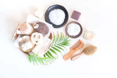 Çevre dostu kozmetikler. Vücut bakımı. Doğadan gelen ev tarifi. Beyaz arka plan. Sıfır atık, Plastiksiz.