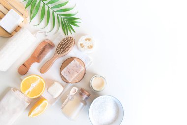 Çevre dostu kozmetikler. Vücut bakımı. Doğadan gelen ev tarifi. Beyaz arka plan. Sıfır atık, Plastiksiz.