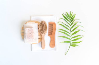 Çevre dostu kozmetikler. Vücut bakımı. Doğadan gelen ev tarifi. Beyaz arka plan. Sıfır atık, Plastiksiz.