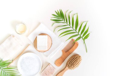 Çevre dostu kozmetikler. Vücut bakımı. Doğadan gelen ev tarifi. Beyaz arka plan. Sıfır atık, Plastiksiz.