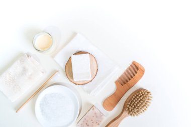 Çevre dostu kozmetikler. Vücut bakımı. Doğadan gelen ev tarifi. Beyaz arka plan. Sıfır atık, Plastiksiz.