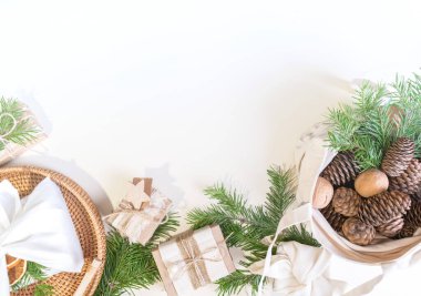 Çevre dostu Noel seti. Sıfır atık. Beyaz arka plan. Parti ambalajı