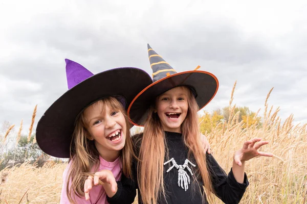 Las Novias Con Disfraces Halloween Están Jugando Espacio Abierto Misteriosa — Foto de Stock