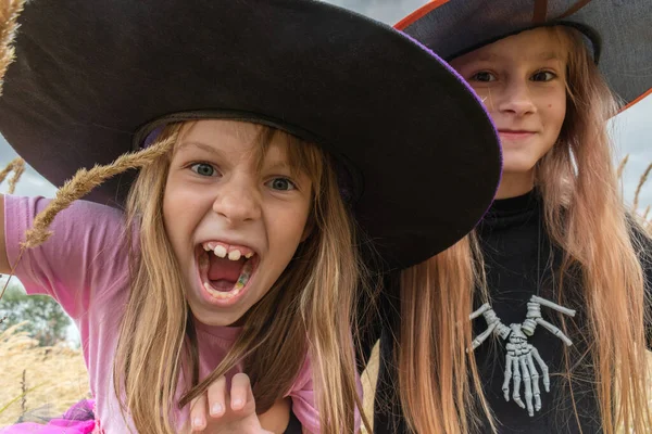 Grają Dziewczyny Kostiumach Halloween Otwarta Przestrzeń Tajemnicze Ustawienie Dziecko Ubrane — Zdjęcie stockowe