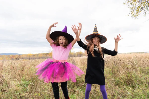 Flickvänner Häxdräkt Hoppar Oskärpa Torrt Gräs Halloween Semester — Stockfoto