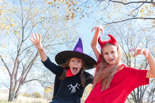 Las Novias Con Disfraces Halloween Están Jugando Espacio Abierto Misteriosa — Foto de Stock