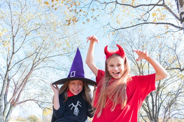 Flickvänner Halloweendräkter Leker Öppna Ytor Mystisk Miljö Barn Klädd Som — Stockfoto