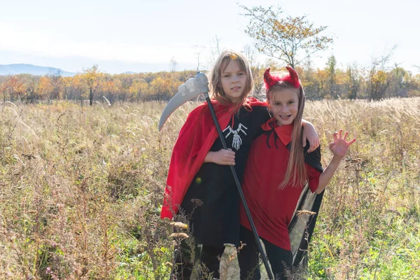 Flickvänner Halloweendräkter Leker Öppna Ytor Mystisk Miljö Barn Klädd Som — Stockfoto