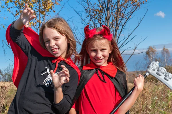 Flickvänner Halloweendräkter Leker Öppna Ytor Mystisk Miljö Barn Klädd Som — Stockfoto