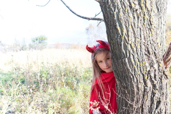Dítě Ďábelském Kostýmu Rohy Červený Plášť Děsivá Tvář Emoce — Stock fotografie