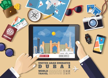 Akıllı tablet rezervasyon seyahat hedefi tutan el. İzmir