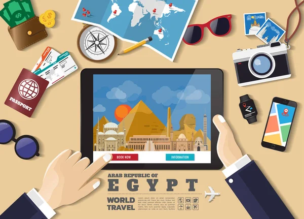 Hand hålla Smart Tablet bokning resmål. Egypten kä — Stock vektor