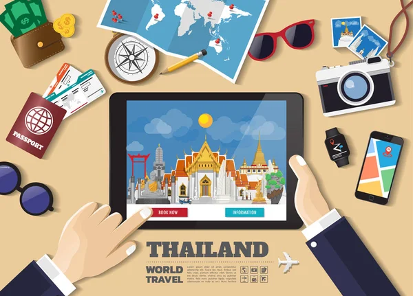 Mão segurando inteligente tablet reserva destino de viagem.Tailândia fa — Vetor de Stock