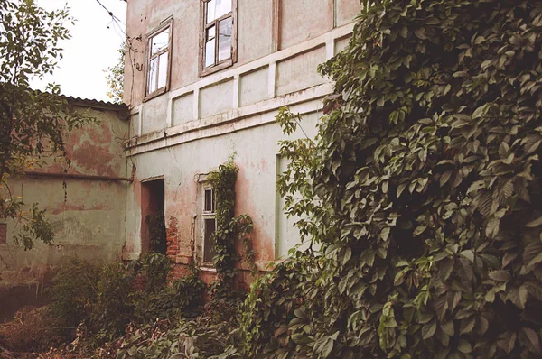 Altbau Alter Backsteinbau Eingestürztes Gebäude Efeu Gebäude Sommerhaus Retro Gebäude — Stockfoto