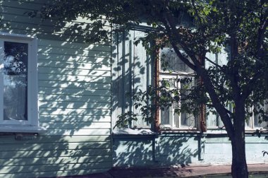 evde yaz gölgesi, köy, eski şehir, yaz, ağaçlardan ısı ve gölge, eski evler