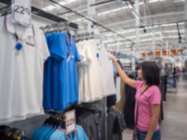 Bulanık, Asya kadınlar mağazasında raflar, kumaş bölümünde bir süpermarket, T-shirt