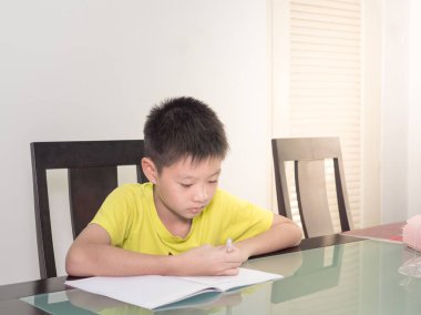 Asya eğitim ve masada, ödevini evde yapıyor küçük öğrenci çocuk ana sayfa eğitim